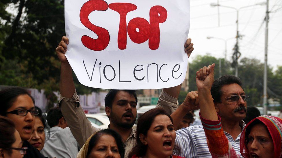 People hold placard during a protest to mourn the victims of a bomb blast in Quetta, in Karachi, Pakistan, 09 August 2016