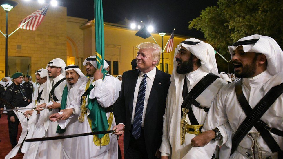 Президент Дональд Трамп присоединяется к танцорам с мечами на церемонии встречи перед банкетом во дворце Мурабба в Эр-Рияде 20 мая 2017 года