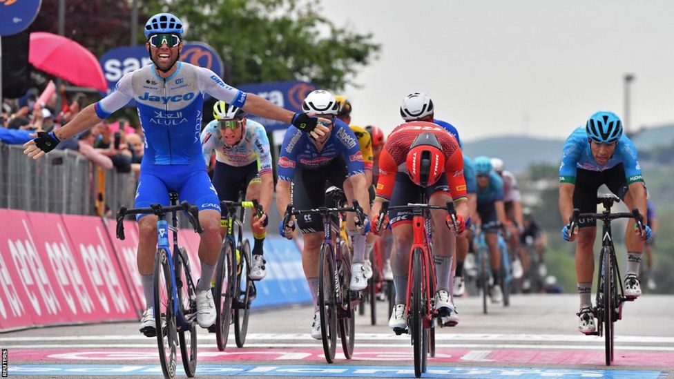 Giro d'Italia: Michael Matthews beats Mads Pedersen to stage three win ...