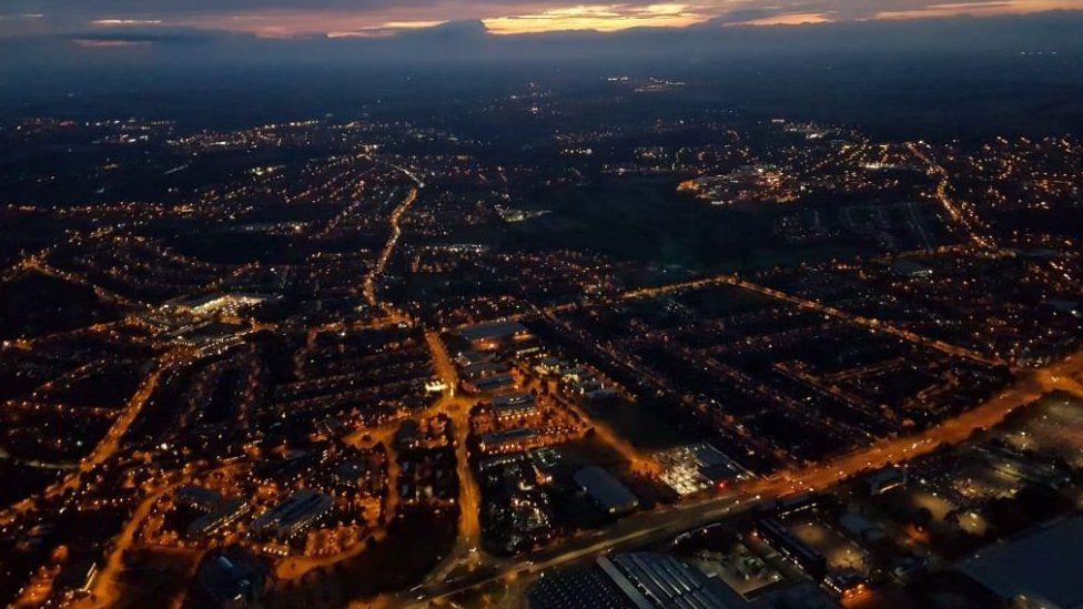 Police helicopter snaps Oxford at night BBC News