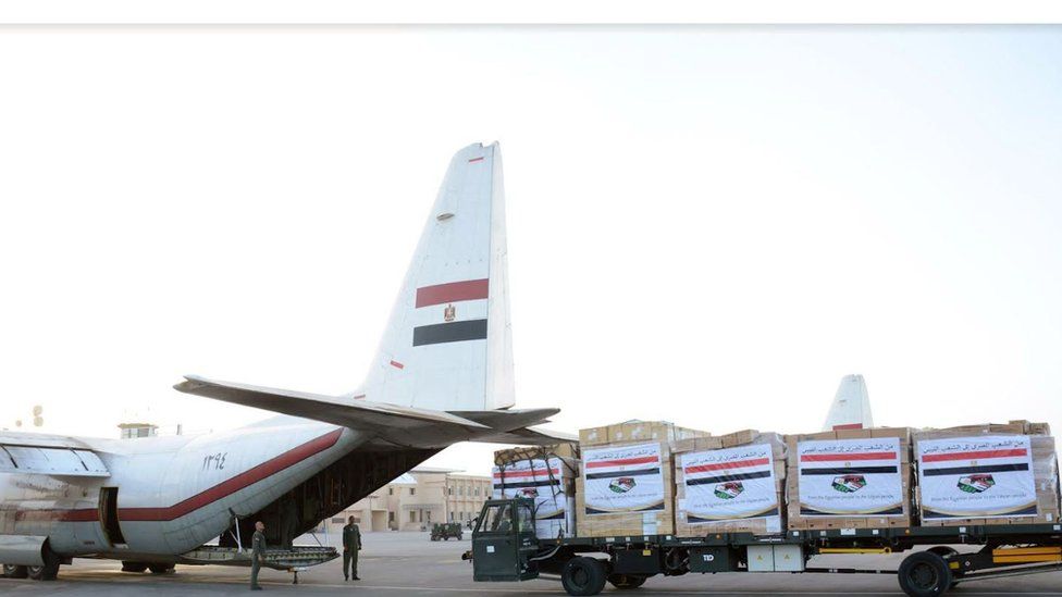 На раздаточном материале Министерства обороны Египта видно, как гуманитарная помощь загружается в самолет ВВС Египта для оказания помощи Ливии после разрушительного наводнения