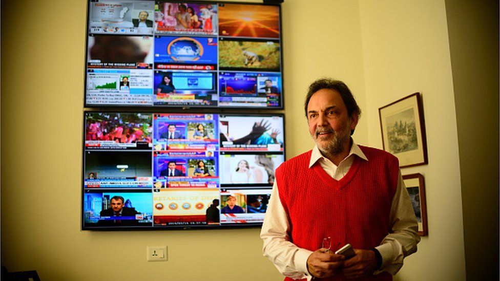 Праной Рой, соучредитель и исполнительный сопредседатель телевидения Нью-Дели (NDTV), позирует для фотосессии во время интервью в своем офисе 14 марта 2014 г.