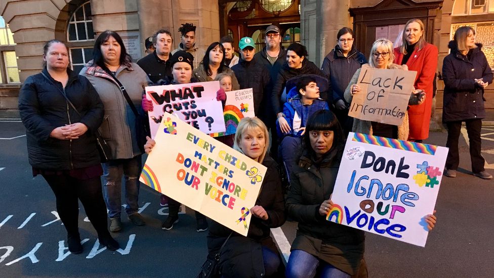 Parents protest over 'inadequate' Walsall school closure - BBC News