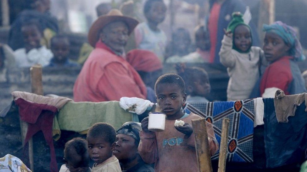Кенийцы, перемещенные из-за насилия после выборов, находят убежище на территории церкви Сгоревшего леса недалеко от Элдорета (январь 2008 г.)