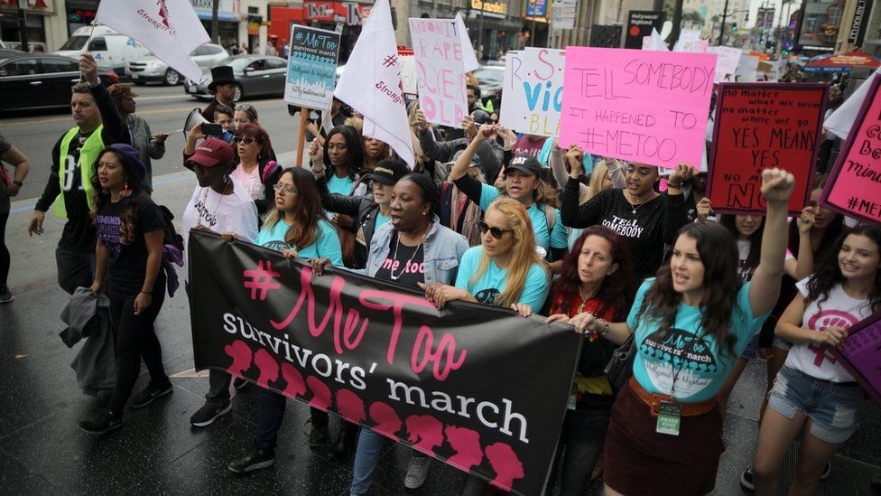 Люди участвуют в марше протеста в защиту жертв сексуального насилия и их сторонников на Голливудском бульваре в Голливуде, Лос-Анджелес, Калифорния, США, 12 ноября 2017 года.