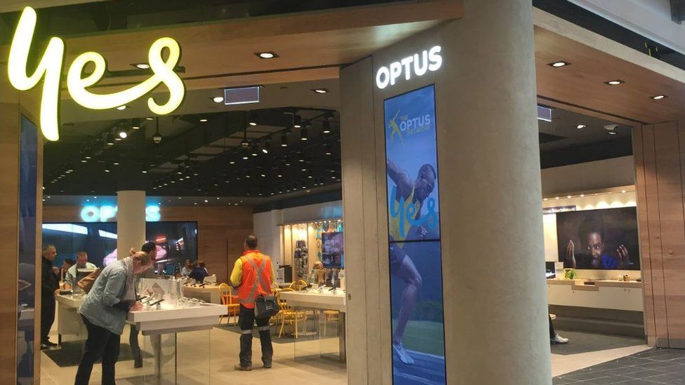 Фасад магазина Optus