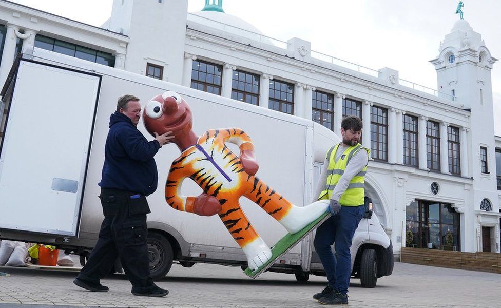 Workers unload the Tiger Morph sculpture at Spanish City in Whitley Bay