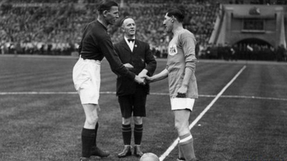 Fred Keenor yn ysgwyd llaw capten Arsenal cyn buddugoliaeth yr Adar Gleision yn Wembley
