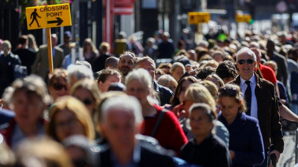 Crowds to St Giles