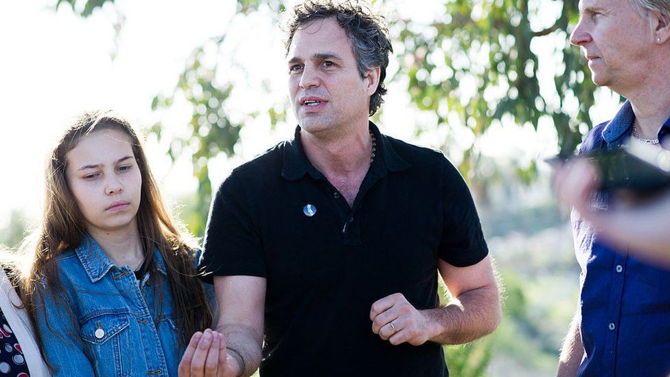 Nalleli Cobo and Mark Ruffalo in a tour around oil wells in Los Angeles in 2016.