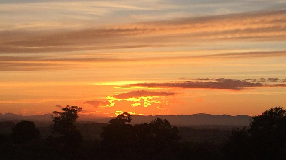 Your pictures: Stunning summer sunset swathes Scotland - BBC News