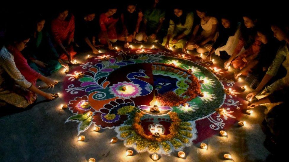 2021 年 11 月 4 日，在印度古瓦哈蒂的棉花大学宿舍，女孩们在排灯节之际制作了兰戈里。