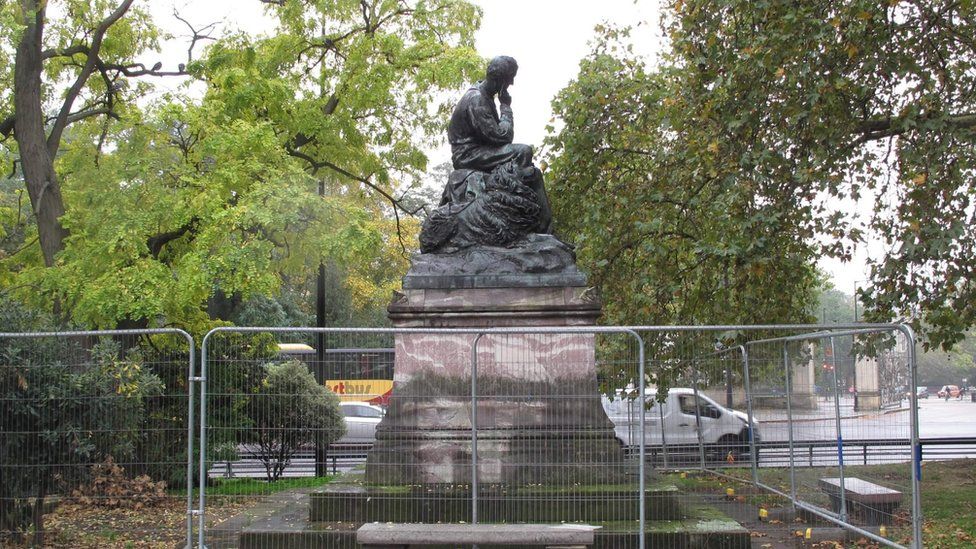 Byron statue