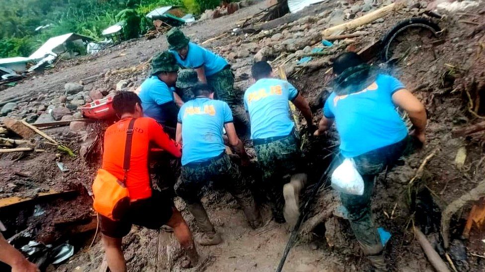 Rescuers retrieve a body from mud in Datu Odin Sinsuat, Maguindanao, 29 Oct 22