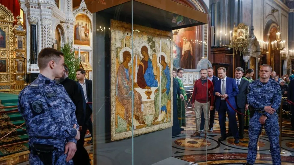 Ukraine war: Holy Trinity painting on display in Moscow