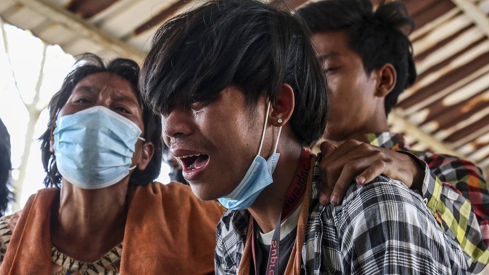 Скорбящие на похоронах подростка Тун Тун Аунга, убитого в Мандалае, Мьянма