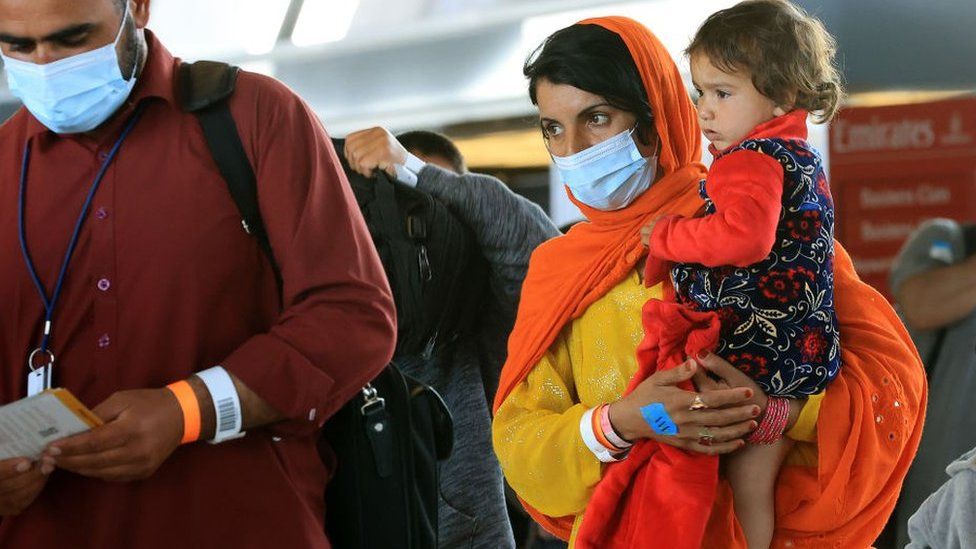 Афганские беженцы прибывают в аэропорт Даллеса