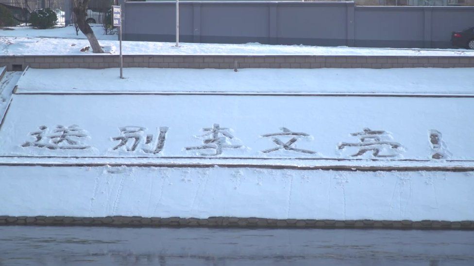Chinese characters in the snow on the banks of the Tonghui river in Beijing read "Goodbye Li Wenliang!"