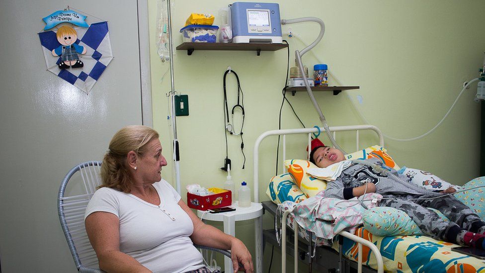 Resultado de imagem para A tocante história da enfermeira que adotou garoto com paralisia cerebral abandonado pelos pais