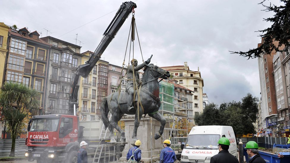 A crane dismantles the last Spanish dictator Francisco Franco's equestrian statue on December 18, 2008 in the northern Spanish city of Santander