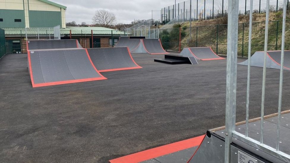 Kingsbridge skatepark opens after community campaign - BBC News