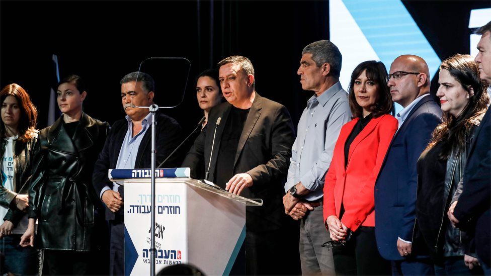 Israeli Labour party leader Avi Gabby (C) speaks in Tel Aviv on 9 April 2019