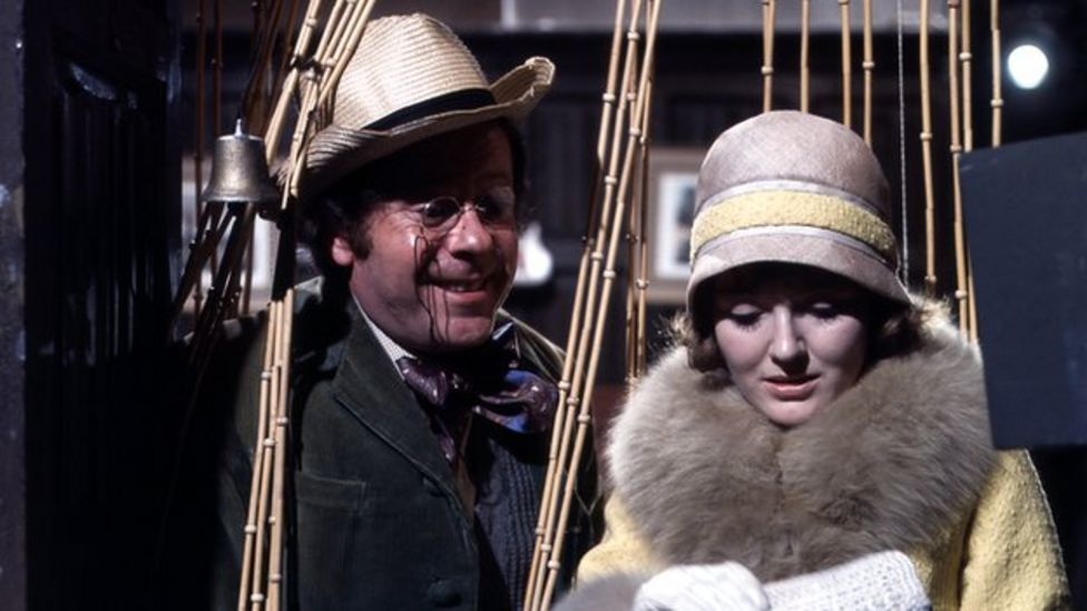 A Clockwork Orange actor Aubrey Morris, dies aged 89 BBC News