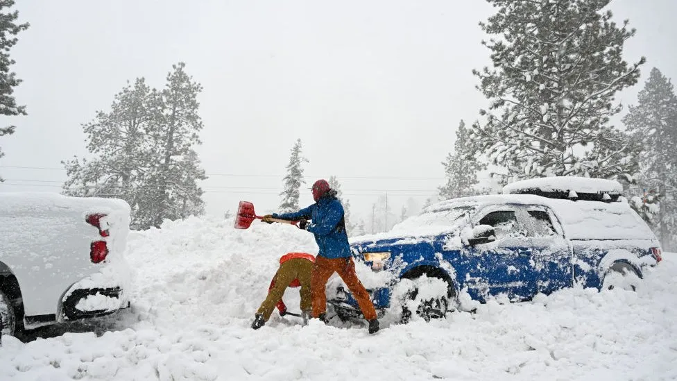 加州山区迎接大雪暴