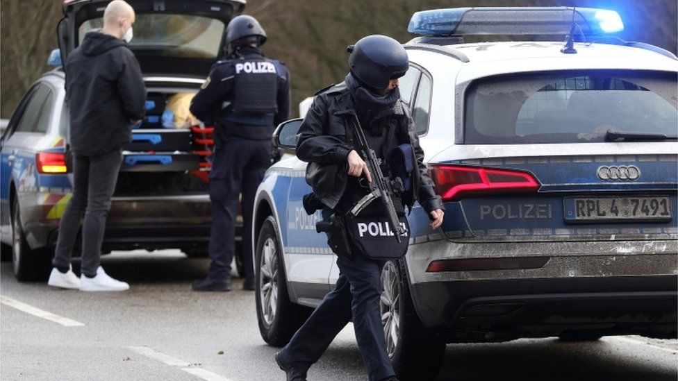 Η γερμανική αστυνομία ασφαλίζει τον δρόμο μετά τον πυροβολισμό δύο αστυνομικών στη δυτική Γερμανία