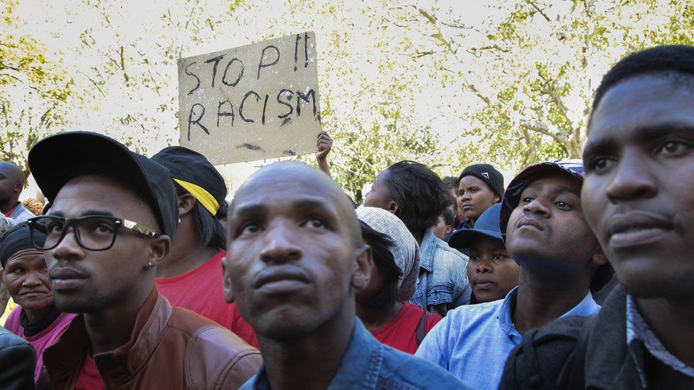 Около 1000 протестующих принимают участие в марше, организованном Южноафриканским студенческим конгрессом (Sasco) совместно с Open Stellenbosch в знак протеста против предполагаемого расизма и языковой политики в Стелленбошском университете, 18 сентября 2015 г. в Стелленбосе, Южная Африка