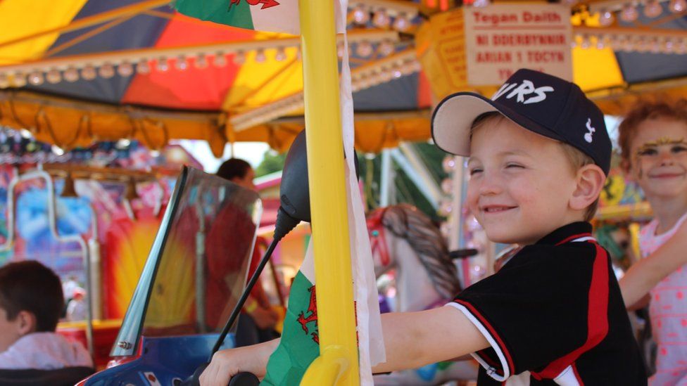 Hywal o Bentre Helygain ger Treffynnon yn mwynhau ei hun yn y ffair // Hywal enjoying all the fun of the fair