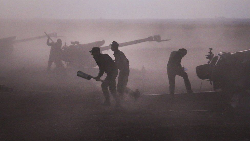 Syrian troops load howitzers near the village of Morek. 7 Oct 2015