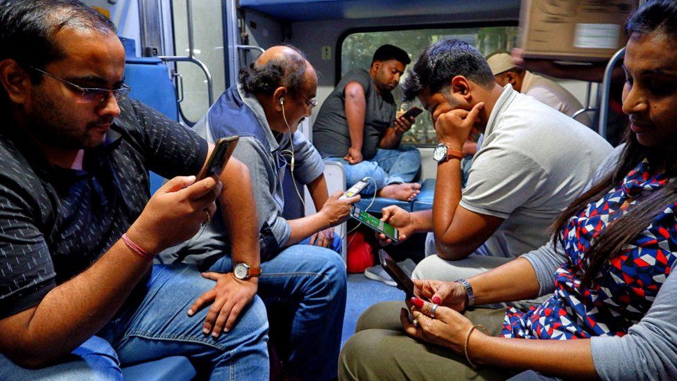Пассажиры индийских поездов проверяют свои телефоны