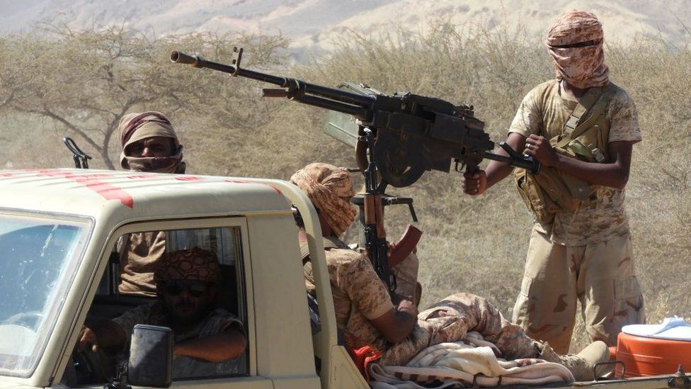 Image shows Yemeni fighters loyal to the government closing in on a suspected location of Al-Qaeda in the Arabian Peninsula (AQAP) in 2018