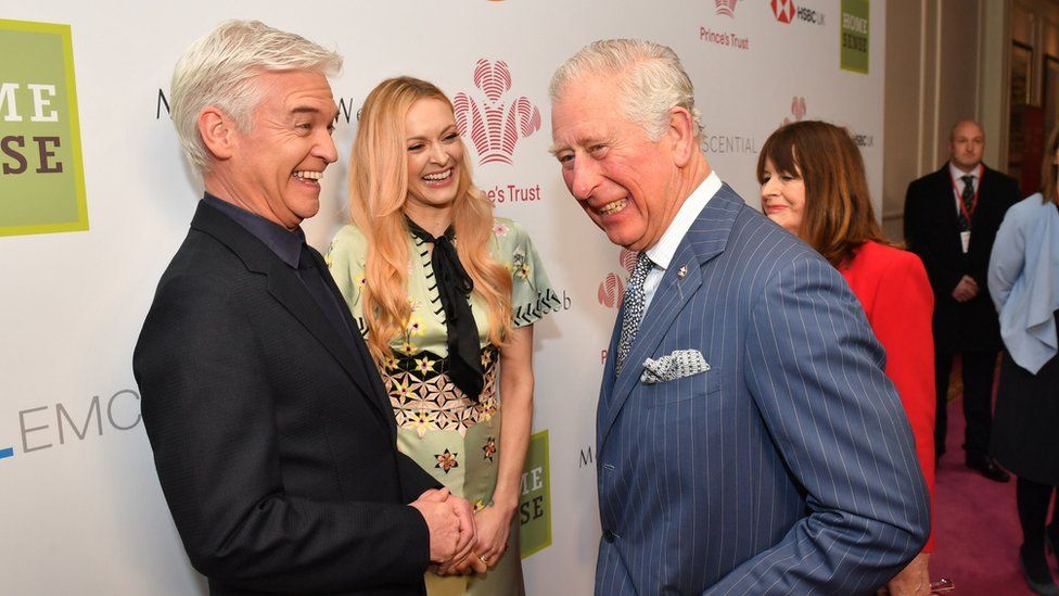Принц Чарльз, принц Уэльский, встречается с Филиппом Шофилдом (слева) на ежегодной церемонии вручения премии Prince's Trust Awards в London Palladium 13 марта 2019 года в Лондоне, Англия.