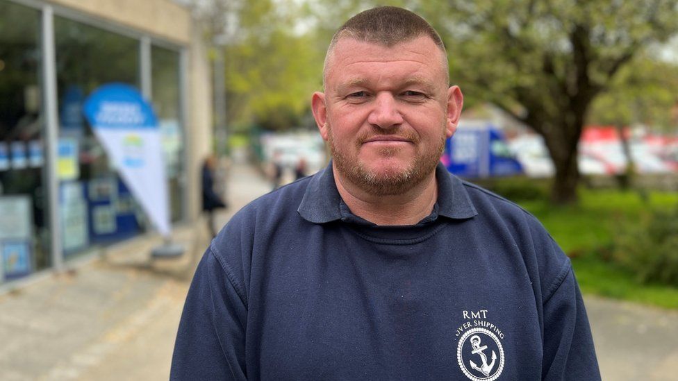 P&O: Queues at Dover job fair helping sacked ferry workers - BBC News