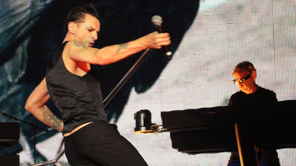 Дэйв Гаан (слева) и Эндрю Флетчер из Depeche Mode выступают на сцене O2 Arena
