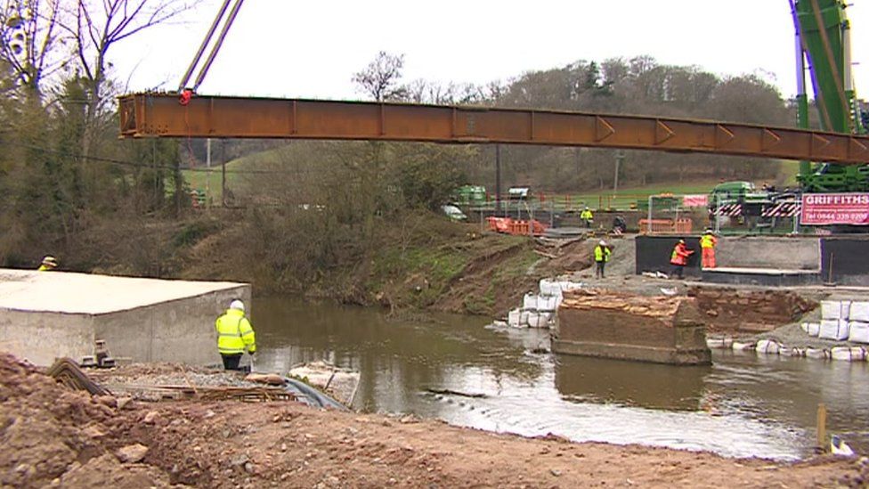 Base of new Tenbury Wells bridge installed BBC News