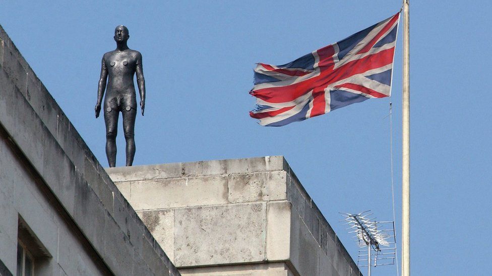 Gormley's sculpture unnerves students