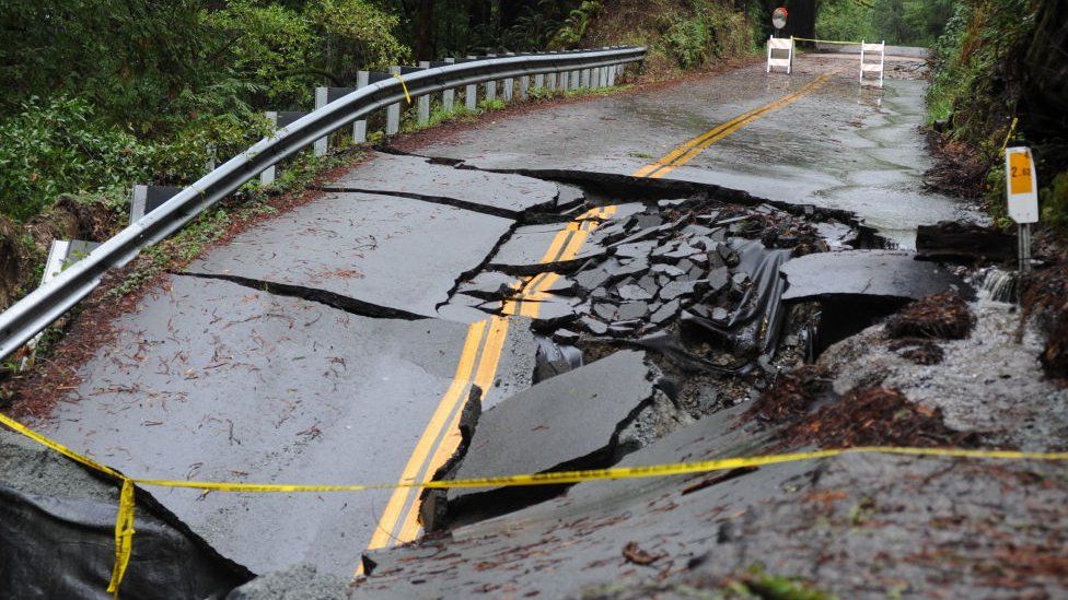 Наводнение в Калифорнии повредило дороги