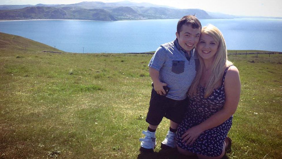I Fell In Love And Married A Man With Dwarfism Bbc News 