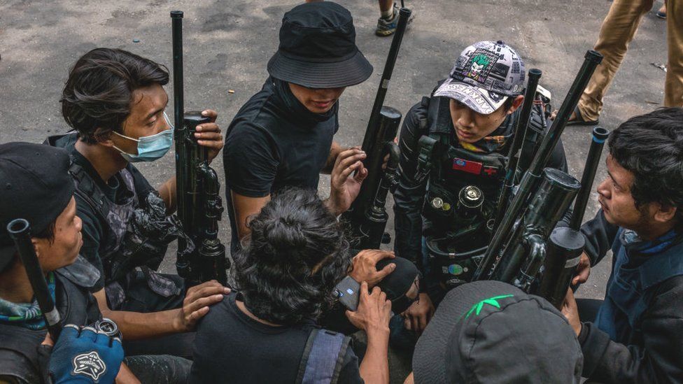 Протестующие против переворота держат самодельное оружие во время акции протеста в Янгоне 3 апреля 2021 года в Янгоне, Мьянма