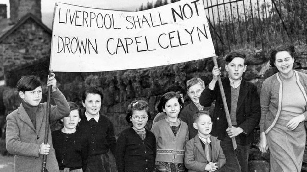Schoolchildren from Capel Celyn protesting against the drowning on 18 December 1956