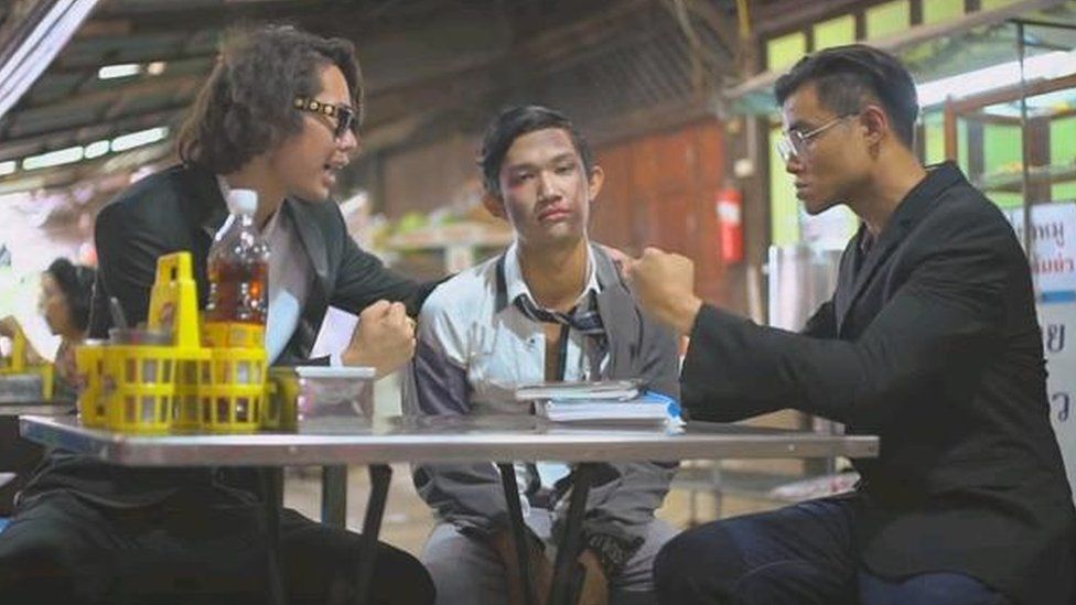 Still from Puan Hai Pror Kai Trong (Losing Friends Because Of Direct Sales) by Guioui featuring Protozua