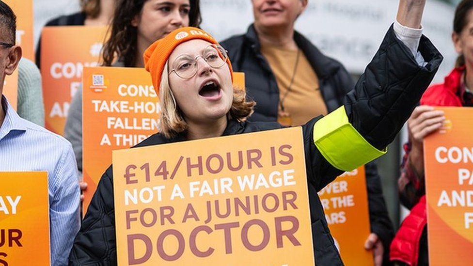 What Are Junior Doctors Paid - And How Much To Settle? - BBC News