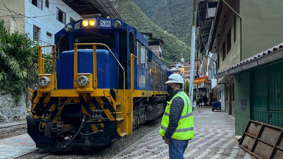 Residentes y visitantes llegan a Machu Picchu, Perú, en el primer tren tras la reanudación del servicio desde Ollantaytambo el 8 de febrero de 2023.