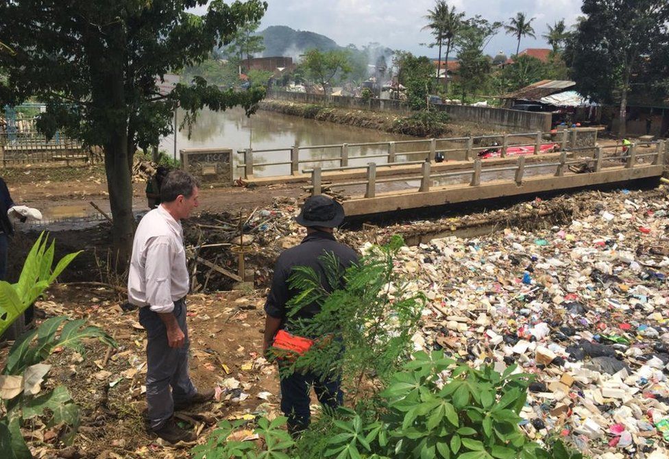 Река Индонезии загрязнена пластиком