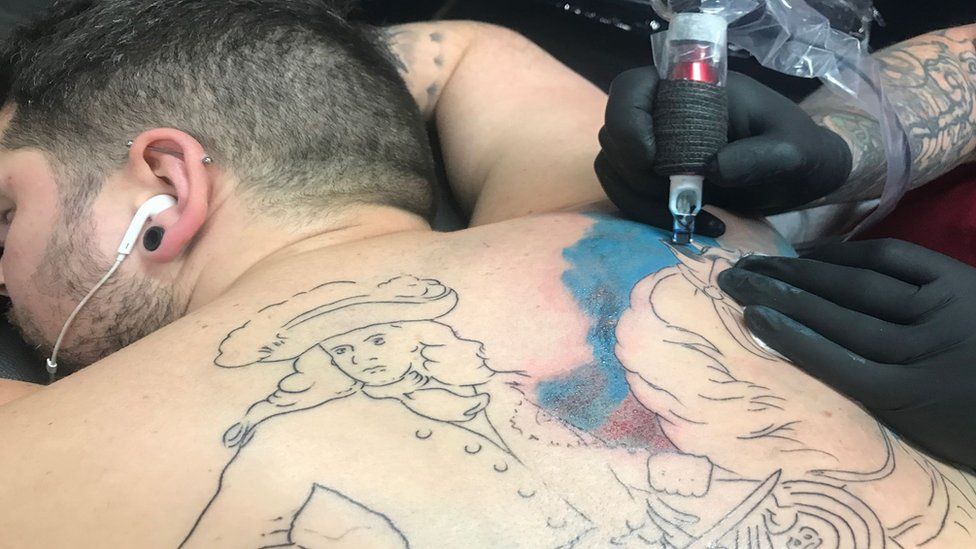 Paul Williamson being tattooed