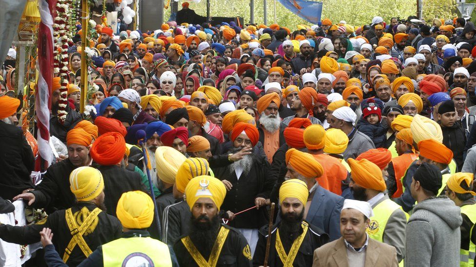A crowd of people in turbans, seen from above