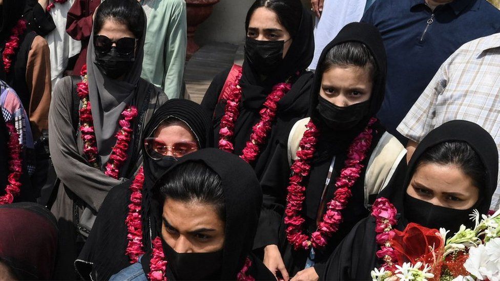 Женщины-футболисты прибывают в Пакистан